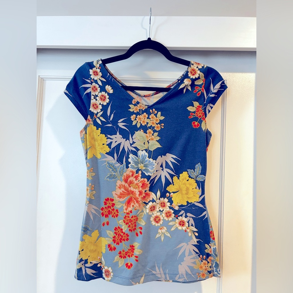 🌼 EUC Guess Blue Fitted Reversible Short Sleeve Tee with Floral Print Size M